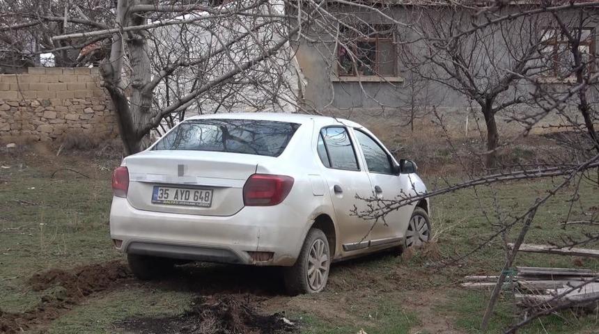 Polisin "dur" ihtarına uymayan ş&uuml;pheliler aracı bırakıp ka&ccedil;tı