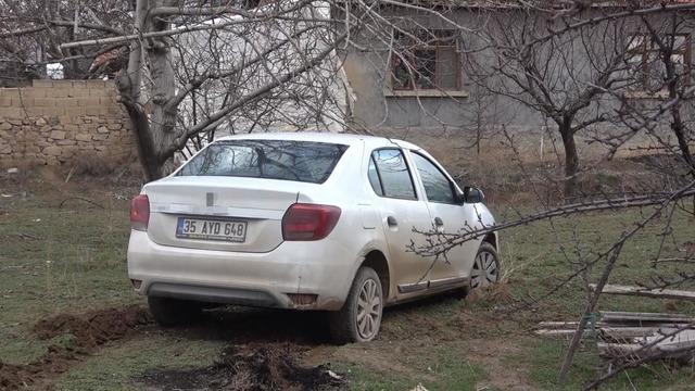 Polisin dur ihtarına uymayan şüpheliler aracı bırakıp kaçtı