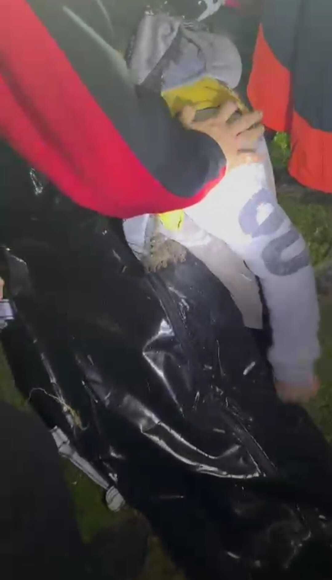 İzmir de kahreden g&ouml;r&uuml;nt&uuml;ler! Terlik i&ccedil;in girdiği derede hayatını kaybetti 5