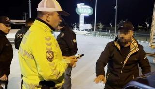 Alkoll&uuml; s&uuml;r&uuml;c&uuml;den polise: "Problemli olan sizsiniz"