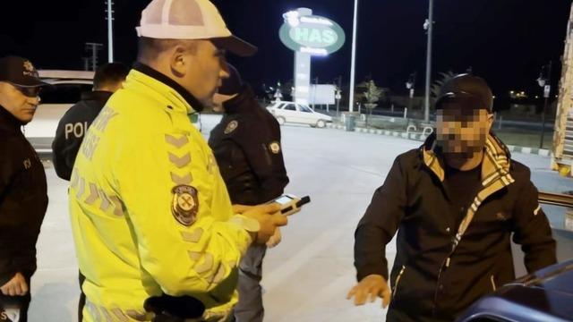 Direksiyon başında alkollü yakalandı, polise Problemli olan sizsiniz dedi