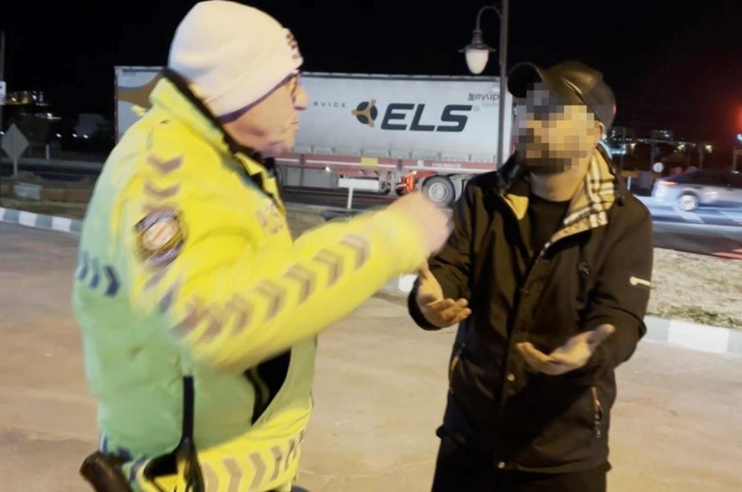 Direksiyon başında alkoll&uuml; yakalandı, polise "Problemli olan sizsiniz" dedi 2