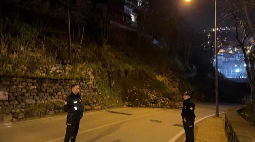 Bursa'da heyelan: Tophane-Muradiye yolu ulaşıma kapandı