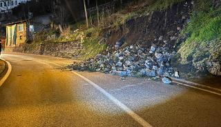Bursa&rsquo;da istinat duvarı &ccedil;&ouml;kt&uuml;! Yol trafiğe kapatıldı