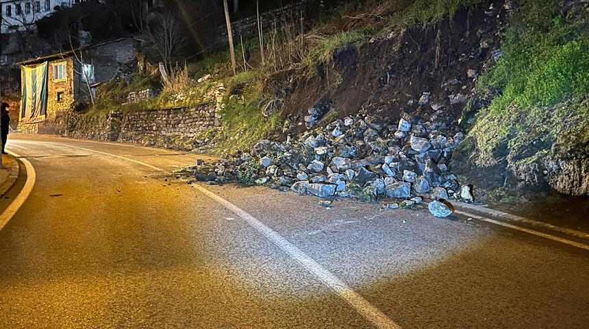 Bursa&rsquo;da istinat duvarı &ccedil;&ouml;kt&uuml;! Yol trafiğe kapatıldı