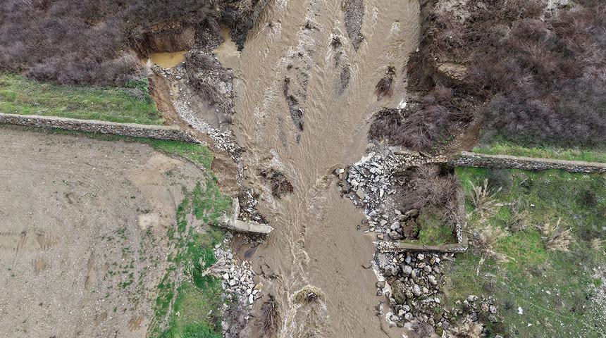 Manisa'da sağanak yağış etkili oldu! Taşkın kontrol tesisi yıkıldı