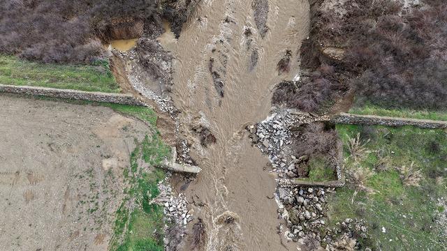 Manisa'da sağanak yağış etkili oldu! Taşkın kontrol tesisi yıkıldı