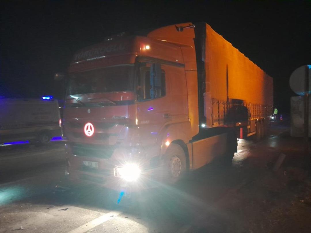 Konya da tır ile ticari taksi &ccedil;arpıştı: 1 yaralı 1