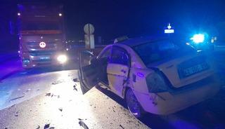 Tır ile ticari taksi &ccedil;arpıştı: 1 yaralı