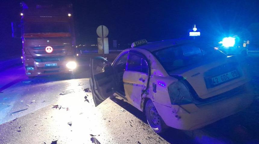 Konya'da tır ile ticari taksi &ccedil;arpıştı: 1 yaralı