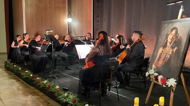 Mersin'de kazada hayatını kaybeden keman sanatçısı Laçin Akyol unutulmadı