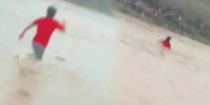 Kahreden g&ouml;r&uuml;nt&uuml;ler! Terlik i&ccedil;in girdiği derede hayatını kaybetti