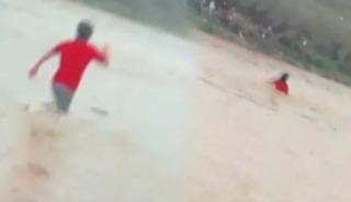 Kahreden g&ouml;r&uuml;nt&uuml;ler! Terlik i&ccedil;in girdiği derede hayatını kaybetti