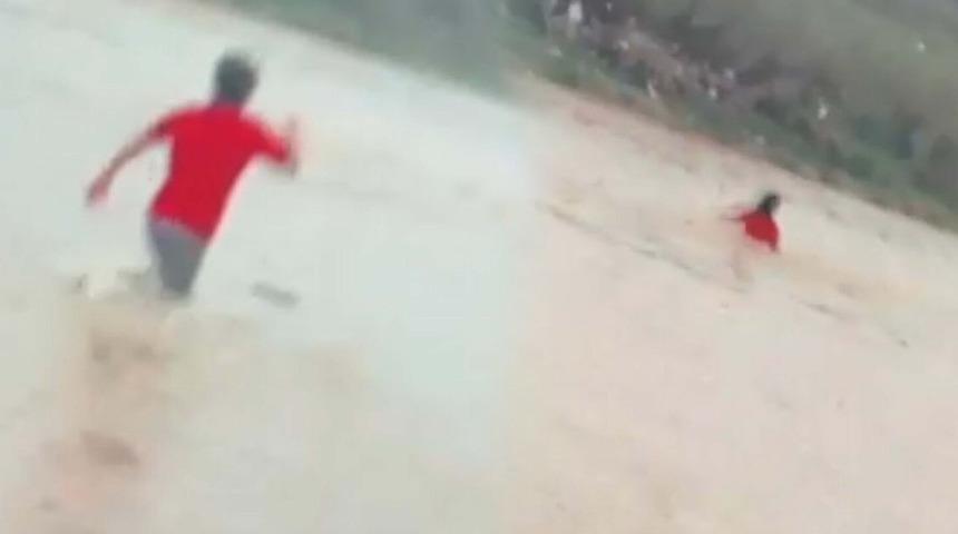 İzmir'de kahreden g&ouml;r&uuml;nt&uuml;ler! Terlik i&ccedil;in girdiği derede hayatını kaybetti