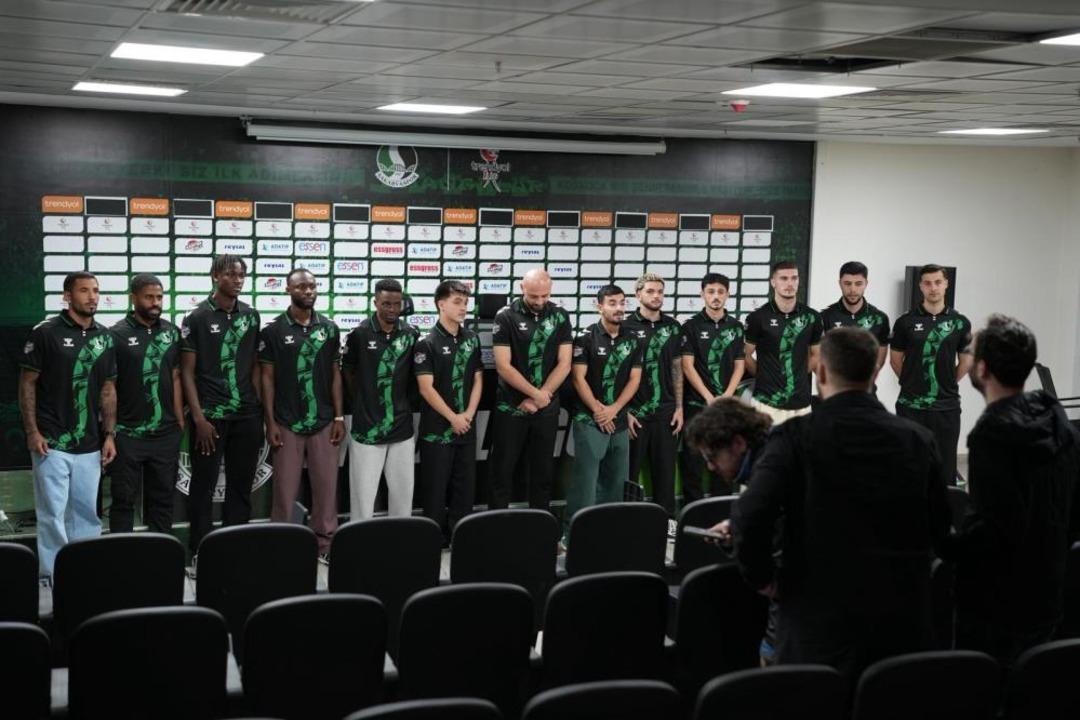 Sakaryaspor da transferin son g&uuml;n&uuml;nde 13 imza birden atıldı 1