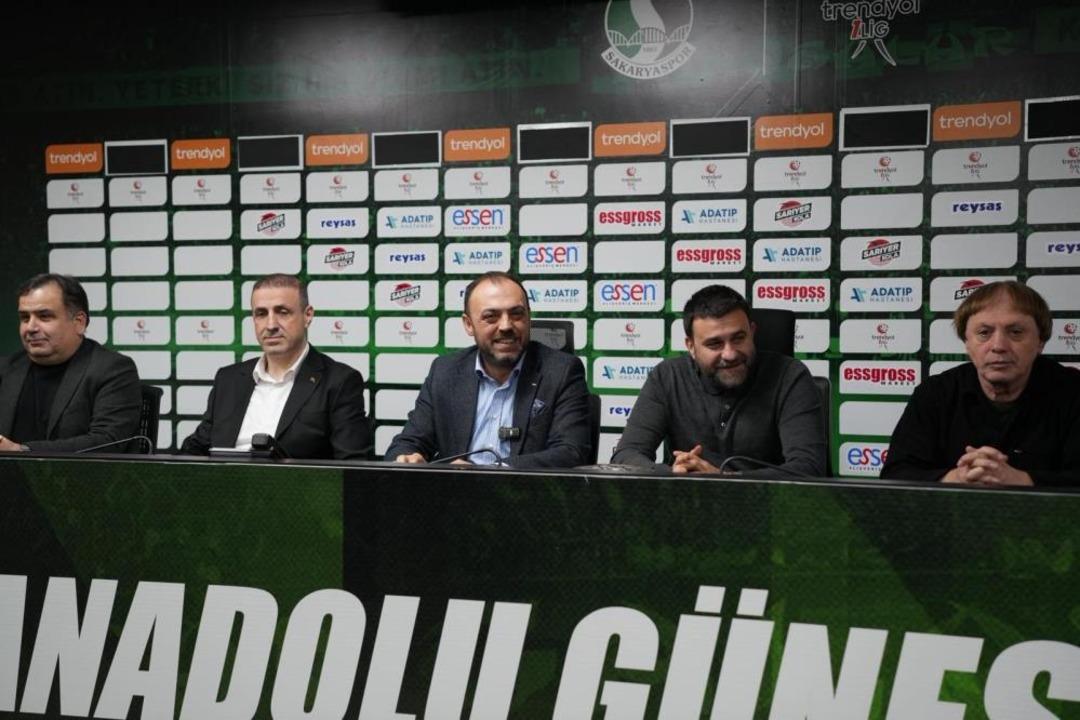Sakaryaspor da transferin son g&uuml;n&uuml;nde 13 imza birden atıldı 2