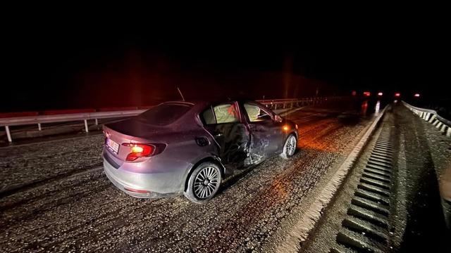 Önce refüje ardından bariyerlere çarptı: 2 yaralı