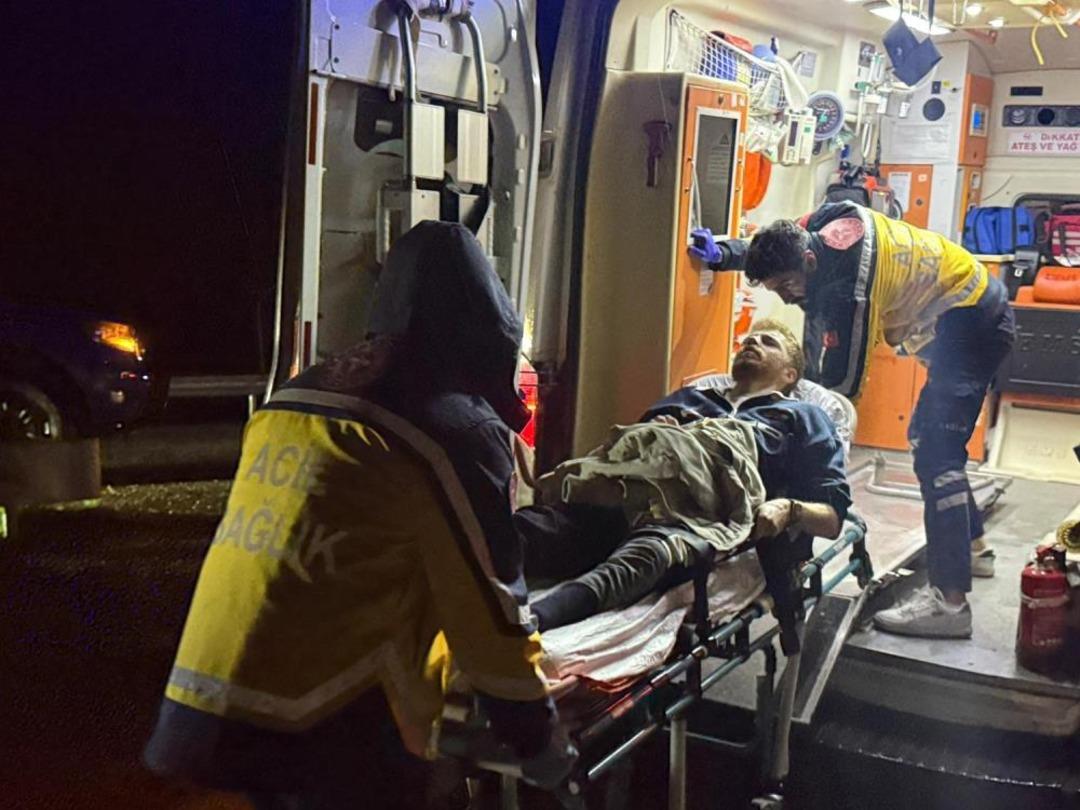 &Ouml;nce ref&uuml;je ardından bariyerlere &ccedil;arptı: 2 yaralı 1