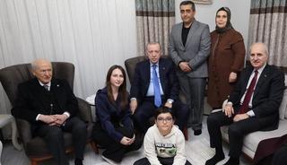 Erdoğan ve Bah&ccedil;eli'den depremzede aileye ziyaret