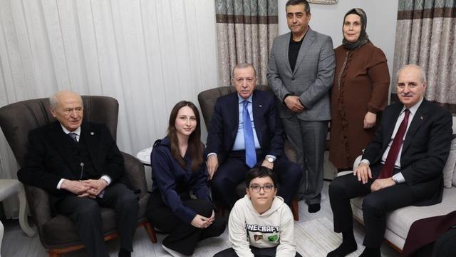 Cumhurbaşkanı Erdoğan ve Devlet Bahçeli'den depremzede aileye ziyaret