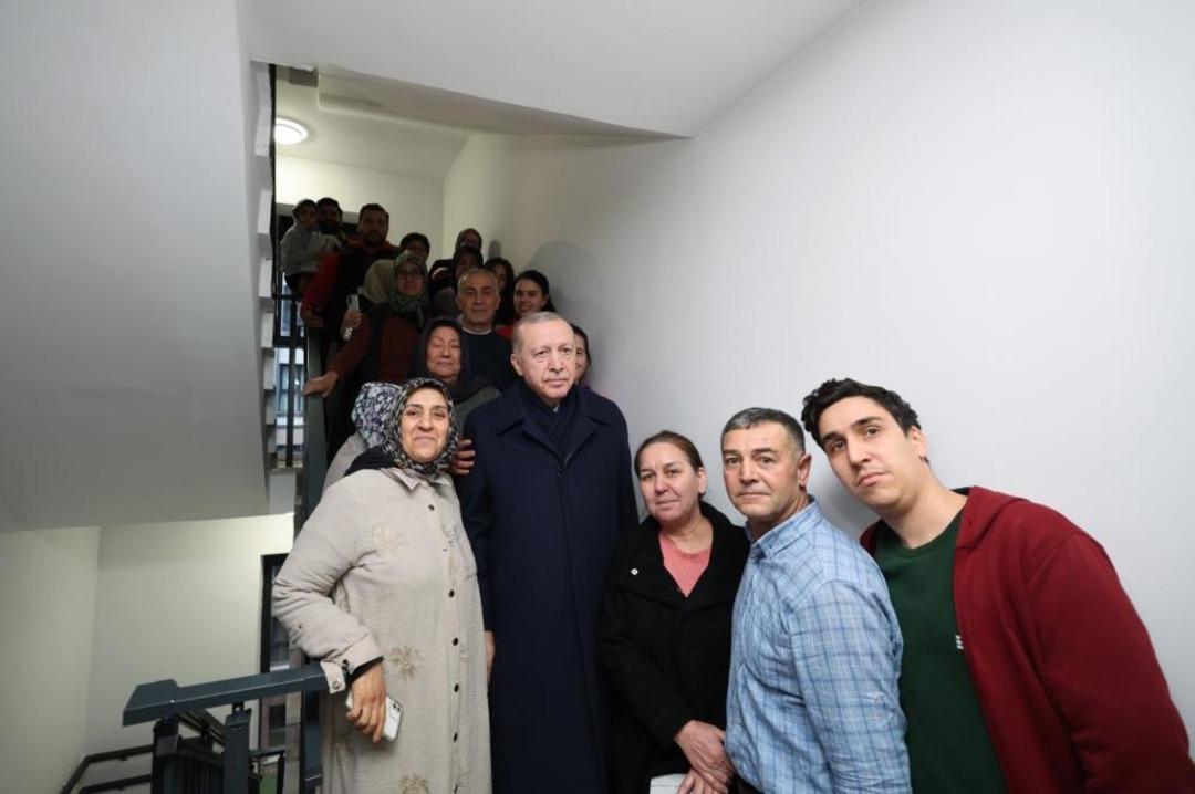 Cumhurbaşkanı Erdoğan ve Devlet Bah&ccedil;eli den depremzede aileye ziyaret 1