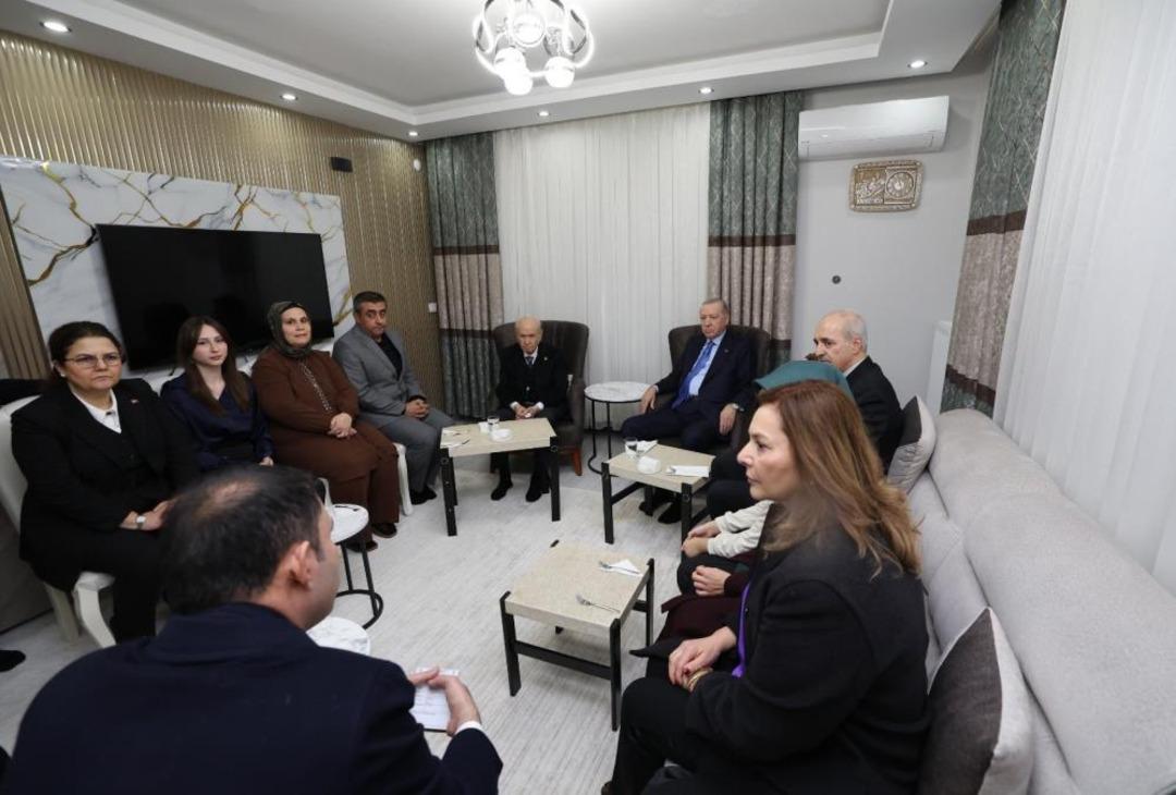 Cumhurbaşkanı Erdoğan ve Devlet Bah&ccedil;eli den depremzede aileye ziyaret 2