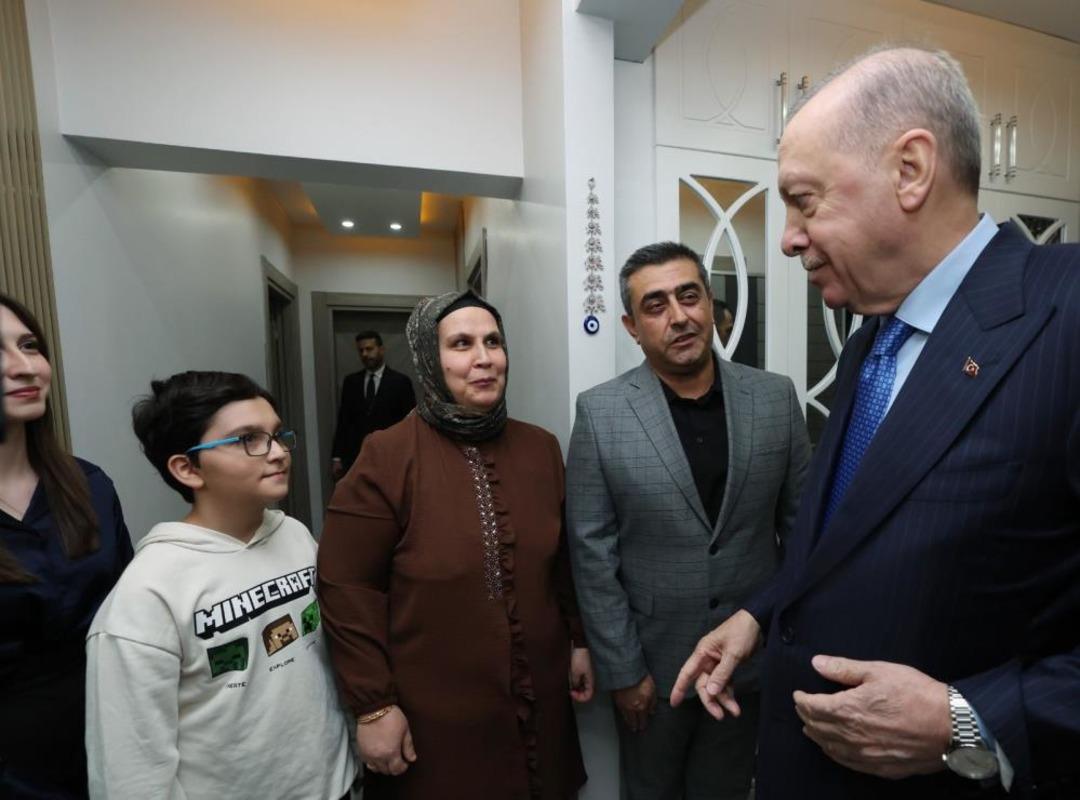 Cumhurbaşkanı Erdoğan ve Devlet Bah&ccedil;eli den depremzede aileye ziyaret 3