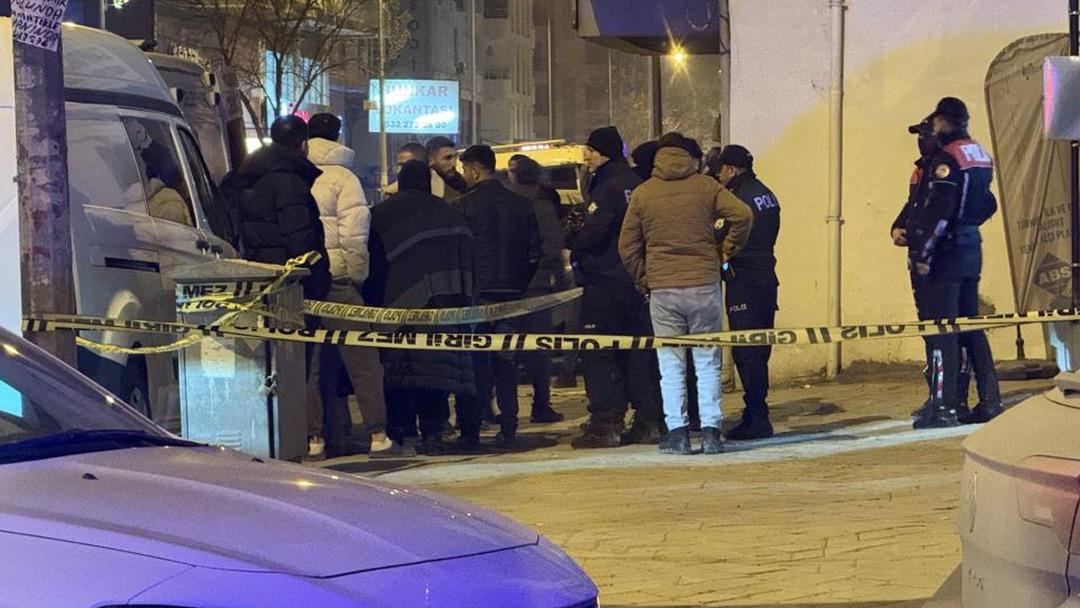 Iğdır&rsquo;daki iş merkezinde ş&uuml;pheli &ouml;l&uuml;m! Silah sesi sonrası acı manzara 2