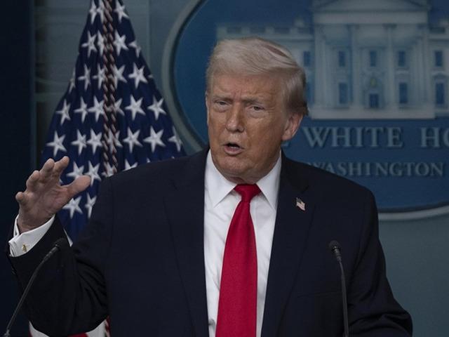 T&uuml;m d&uuml;nyayı etkileyecek İran kararı! Donald Trump imzaladı: Y&uuml;zde 25 ek g&uuml;mr&uuml;k vergisi &ouml;deyecekler