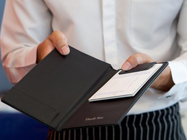 Restoranlarda yeni d&ouml;nem başladı! Hesapta yazıyor: Nakit devri bitti