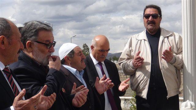 Karslı aşık Murat &Ccedil;obanoğlu, mezarı başında anıldı 4