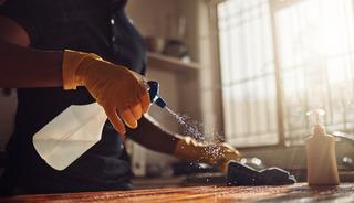 Temizlik yaparken bu hataya d&uuml;şmeyin! 'Sigara i&ccedil;mek kadar zararlıdır' uyarısı yapıldı