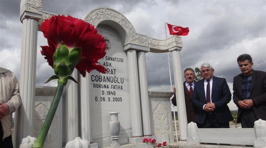 Karslı aşık Murat &Ccedil;obanoğlu, mezarı başında anıldı