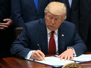 Trump imzayı attı! İran ile iş yapan &uuml;lkelere ek g&uuml;mr&uuml;k vergisi