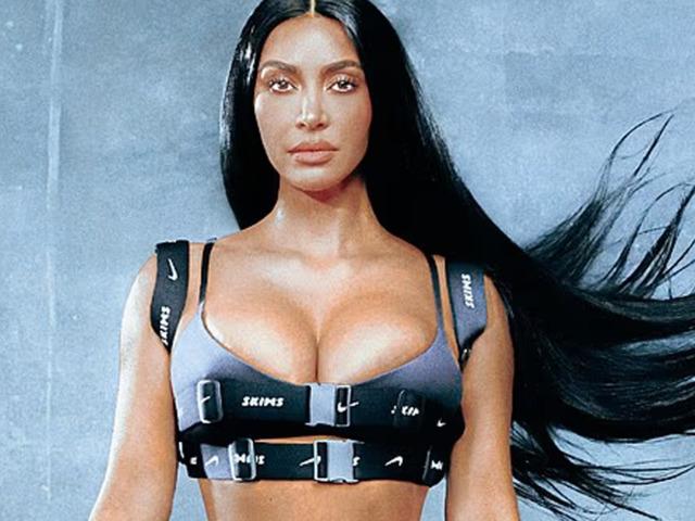 Formula 1 yıldızıyla aşkı g&uuml;ndemdeyken soyundu! 