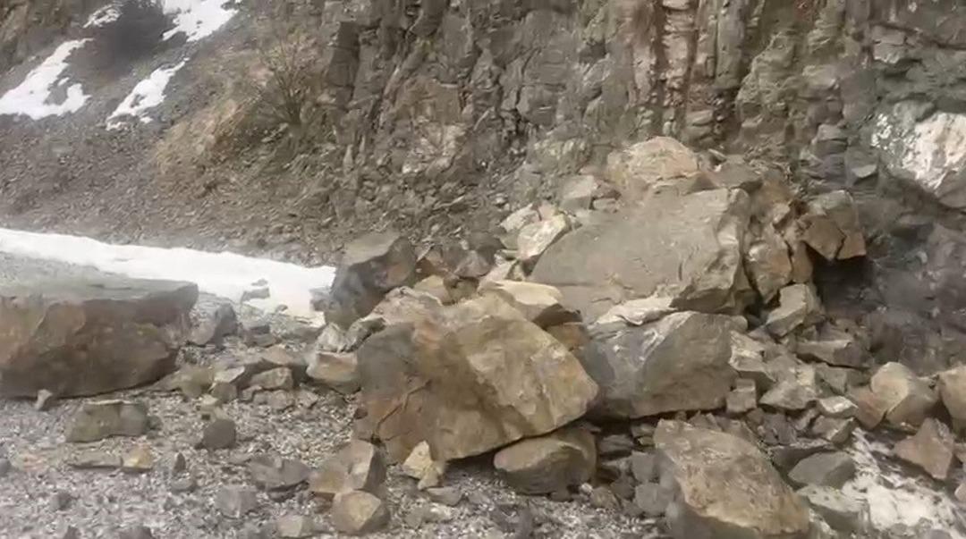 Erzincan depreminden &uuml;rk&uuml;ten g&ouml;r&uuml;nt&uuml;ler! Dev kaya par&ccedil;aları yola savruldu 2