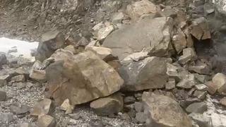 Erzincan depreminden ürküten görüntüler! Dev kaya parçaları yola savruldu