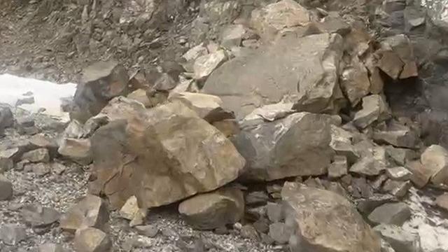 Erzincan depreminden ürküten görüntüler! Dev kaya parçaları yola savruldu