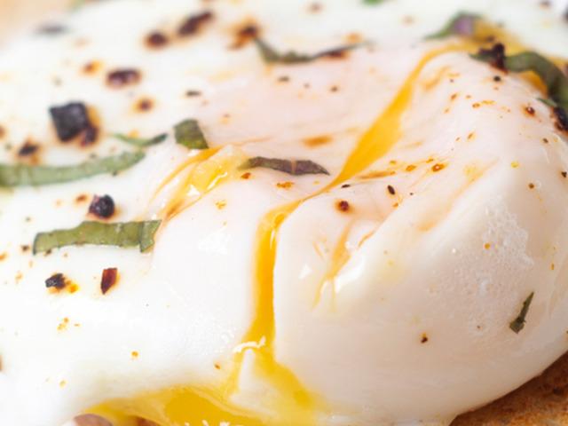 B&ouml;yle yiyen hasta olmuyor! Yumurtanın faydasını iki katına &ccedil;ıkaran y&ouml;ntem