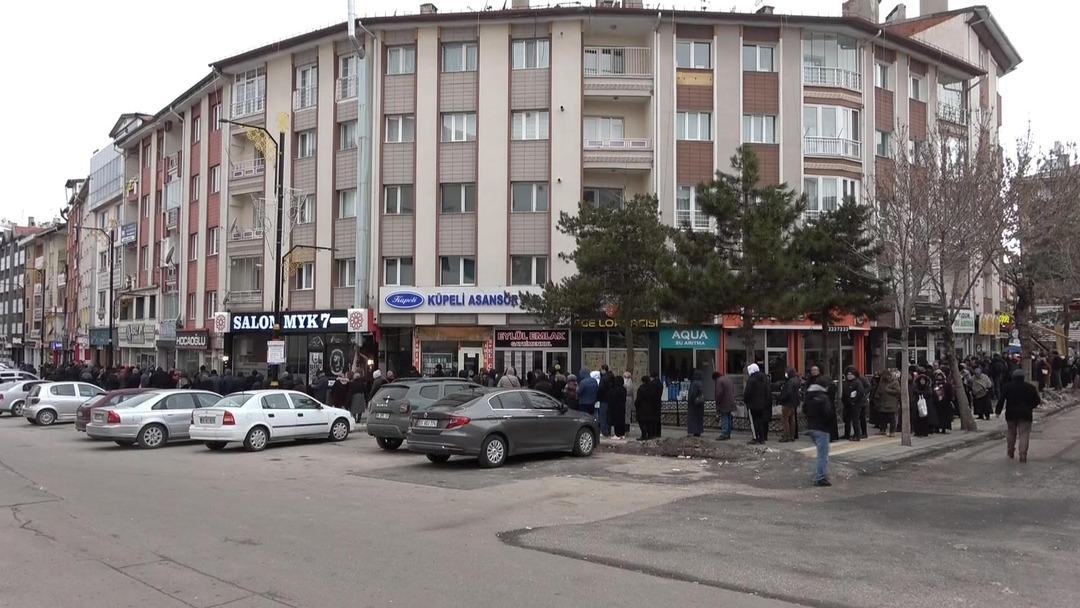 Piyasa fiyatının yarısı olunca kuyruk oldular! Sonu g&ouml;r&uuml;nmedi 1