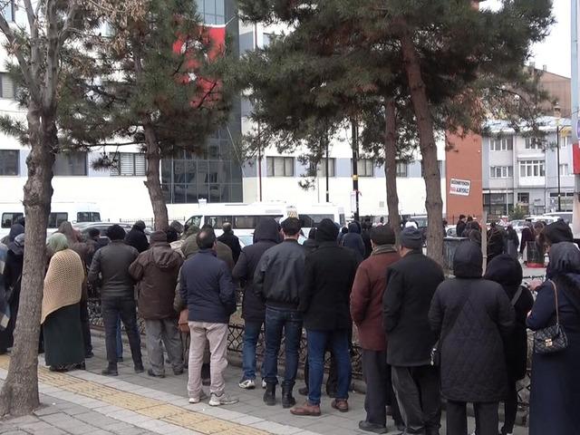 Piyasa fiyatının yarısı olunca kuyruk oldular! Sonu g&ouml;r&uuml;nmedi