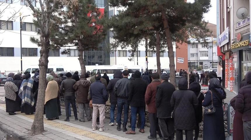 Piyasa fiyatının yarısı olunca kuyruk oldular! Sonu g&ouml;r&uuml;nmedi