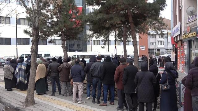 Piyasa fiyatının yarısı olunca kuyruk oldular! Sonu görünmedi