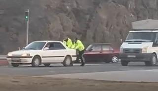 Tavşanlı'da polisten &ouml;rnek davranış