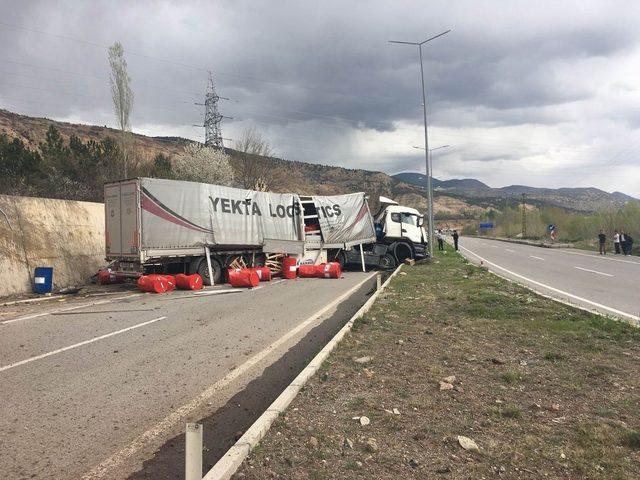 Sivas’ta tır devrildi: 1 yaralı