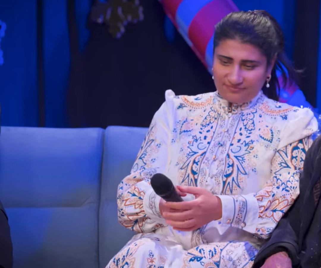 Esra Erol Cemile yi g&ouml;renler şaştı kaldı! Baş&ouml;rt&uuml;s&uuml;n&uuml; &ccedil;ıkarıp imaj değiştirdi 3