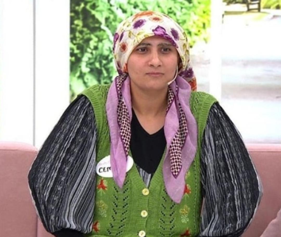 Esra Erol Cemile yi g&ouml;renler şaştı kaldı! Baş&ouml;rt&uuml;s&uuml;n&uuml; &ccedil;ıkarıp imaj değiştirdi 1