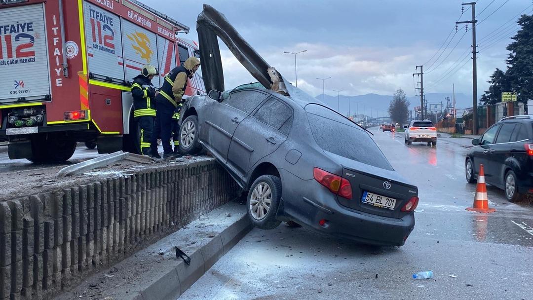 Kocaeli&rsquo;de otomobil bariyerlere ok gibi saplandı! 25 metrelik metal aksamı kopardı 1