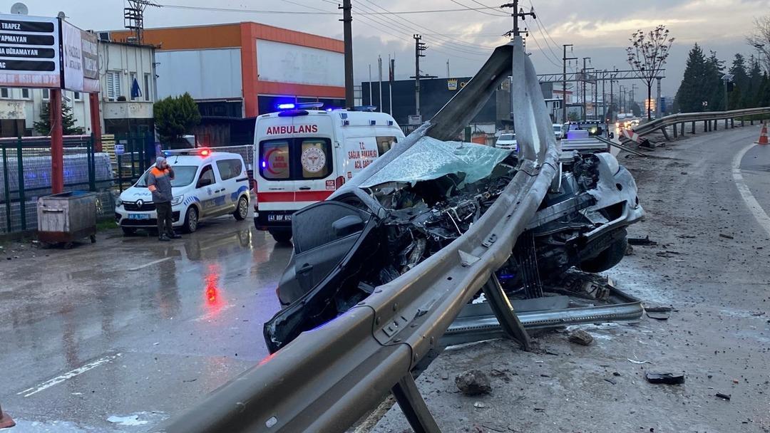 Kocaeli&rsquo;de otomobil bariyerlere ok gibi saplandı! 25 metrelik metal aksamı kopardı 2