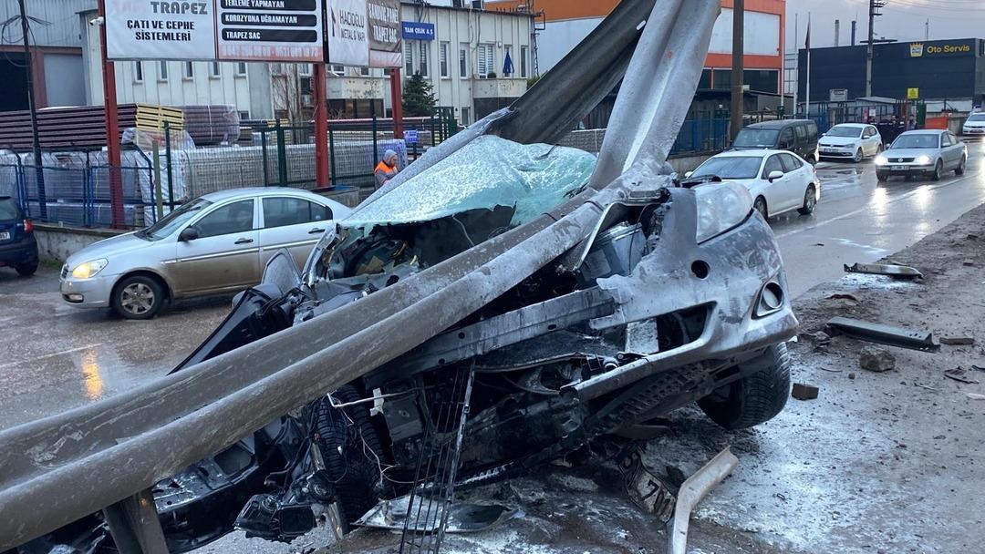 Kocaeli&rsquo;de otomobil bariyerlere ok gibi saplandı! 25 metrelik metal aksamı kopardı 3